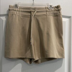 Lululemon top supreme short
Size 8